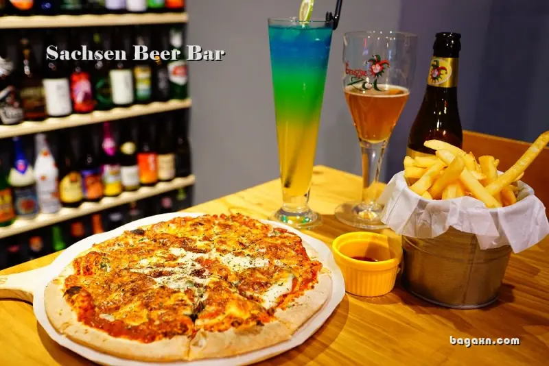 台中餐酒館│薩克森比利時餐酒館(自由店)。酒品選擇超多，還有整面啤酒牆可拍照