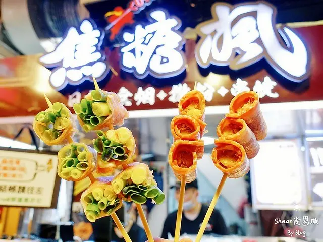 台北推薦夜市美食【焦糖楓串燒】東森新聞人氣串燒、獨特漢方撒粉、無煙健康環保、宵夜必吃選擇。台灣地方特色小吃/可外送/平價串燒。