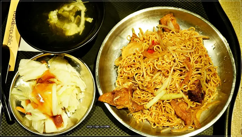 【香港食堂】板橋美食～懷舊時代，一種既傳統又現代的特殊平民飲食文化，必點絲襪奶茶／XO醬豬扒炒公仔麵／黯然銷魂飯／菠蘿油