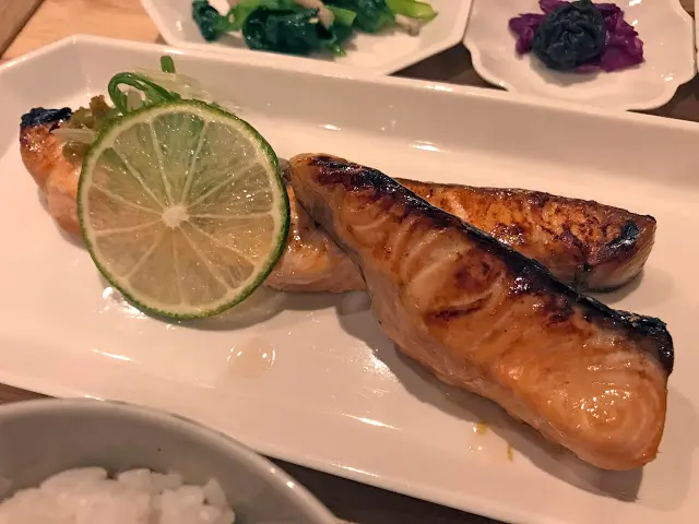 [食記] 新竹 柚子。清爽的日式定食套餐--季節野菜豚肉捲、精選鮭魚定食! (府後街)
