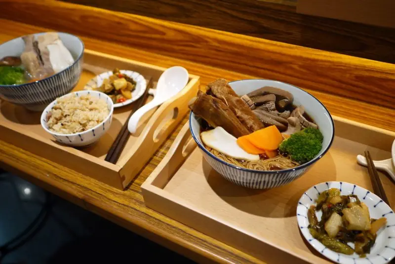 【台北】松山 1984食田(肉骨茶專賣店) 超豪邁有兩大根肉骨的肉骨茶麵/飯‧松菸美食♥♥♥