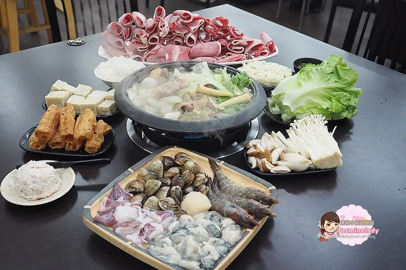 【高雄│三民】嘉義老牌石頭火鍋明誠店│超大肉盤、海鮮優秀、湯頭甘美的人氣火鍋店