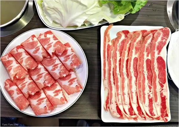 [新北三重]金橋日式涮涮鍋|菜盤多到滿出來、冰淇淋飲料無限供應，價格親民鍋類全面95折，老闆娘很親切的在地火鍋店|近三重商工