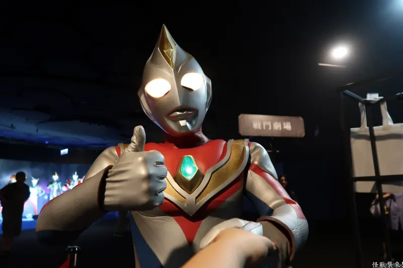 怪獸襲來台北 超人力霸王怪獸宇宙星人互動式展覽 噴煙真模型 超人真人版握手會~