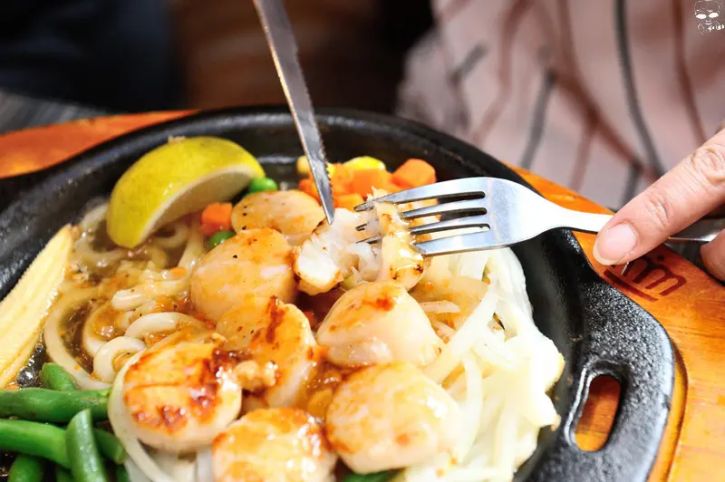 [台中好吃]幸福就在這一客，安心履歷海陸齊全，美味自助吧加上鮮做料理吧，貴族世家一次滿足