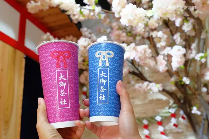 《台中♥食記》大御茶社。一中街最新IG超夯話題，日本神社 大紅鳥居空降，還有超美的浪漫櫻花造景可以拍照呦！