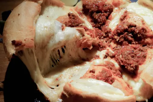 棧 F.M.L Cafe X魔王 台北中山區 宛如黃金瀑布般的超厚披薩 置身在水泥叢林般的晚餐約會 深盤批薩 特色飲品 捷運中山國小站 內文有店家資訊與菜單