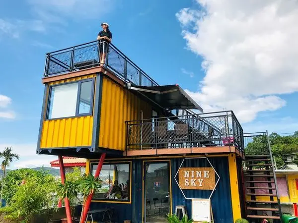 NineSky 九天│跟我們一起搭乘飛天巴士翱翔天際│隱藏於廟宇旁彩色貨櫃屋餐廳│視野極美三峽平價景觀餐廳
