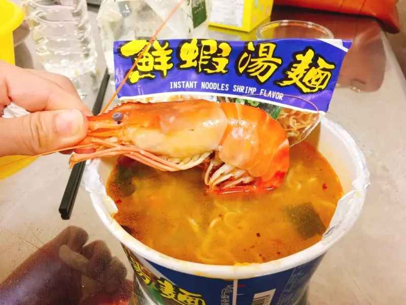 中和區新開店~今晚讓我們"蝦在一起"前往"二八活蝦"大啖屏東林邊當日限量配送肥美又活跳跳的泰國蝦!!招牌"諸葛蝦"包你一試成主顧