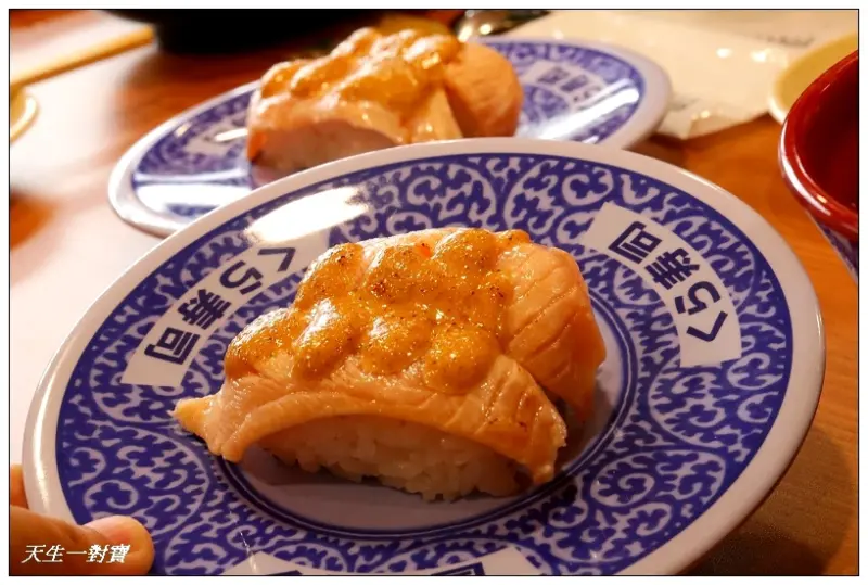 くら寿司藏壽司桃園春日路店迴轉壽司，鮮度君防塵防沫保鮮好安心，壽司每盤40元，盤子還可以玩抽扭蛋好有趣