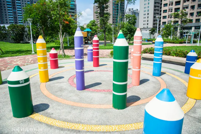 ｜高雄景點｜美術館附近隱藏著一座超可愛的鉛筆公園，秀拉兒童遊戲場 - 阿婷的旅行札記。