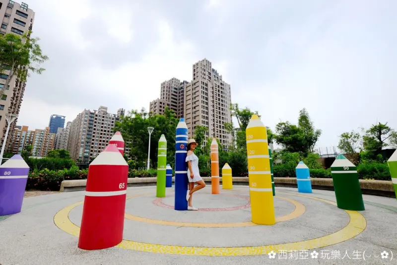 【高雄。鼓山區】哇～超萌放大版彩色鉛筆出現在『秀拉兒童遊戲場(鉛筆公園)』，這讓少女心大噴發的都市角落，絕對可以成為超夯ＩＧ打卡點！