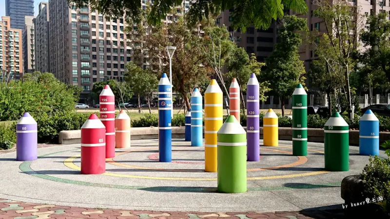 ★高雄鼓山★【秀拉兒童遊戲場】親愛的我把鉛筆變大了/鉛筆公園/繽紛傳聲筒/鏡花世界。