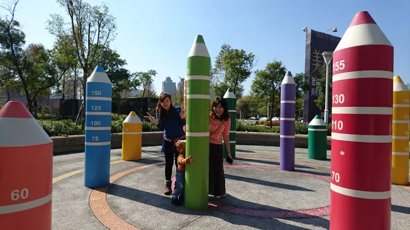 高雄~秀拉兒童遊戲場~鉛筆公園~大型繽紛鉛筆充滿童趣~遛小孩的好地方~              