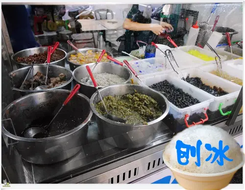 ◊ 隱藏版cp值爆表 難怪在地人推薦 多達17樣配料 想加幾樣就加幾樣 ➩ 重慶黃昏市場無名刨冰 重慶國中 新北市政府消防局板橋分隊 銅板美食 板橋 