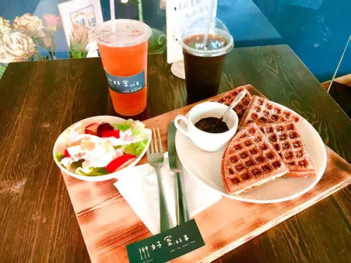 【台南】殺底片的藍色牆，組合鬆餅套餐只要$135的佛心價格！｜熱門｜下午茶｜文青｜IG