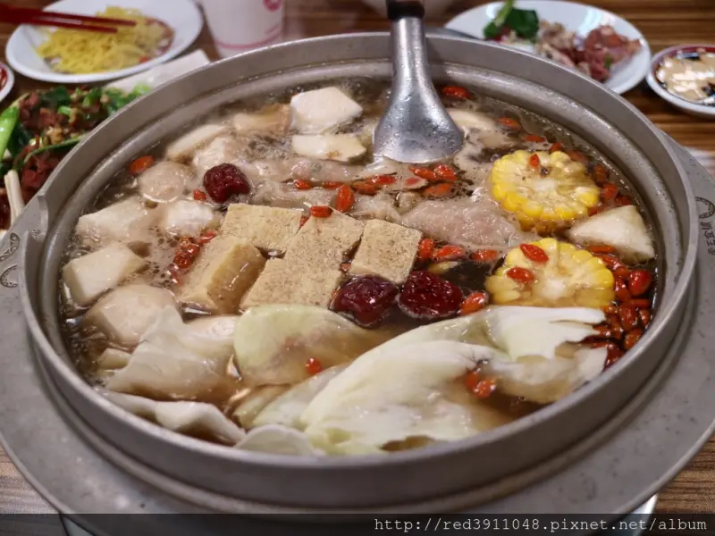 台北南港周邊美食鄰近南港展覽館捷運~夏季也別忘了替自己補一下"帝王食補南港世貿店",養生鍋物菜脯雞/松露雞溫補調理對抗酷熱的夏季
