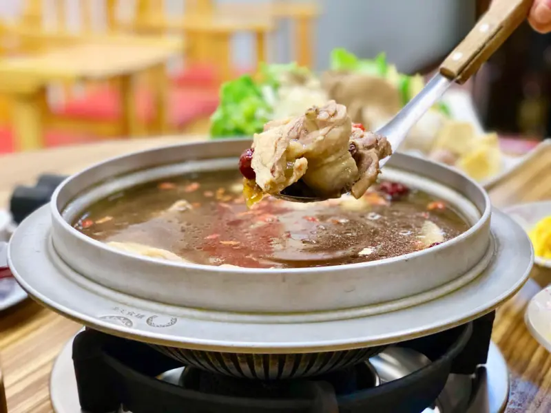 [台北南港] 帝王食補台灣黑金老菜脯 x 香甜多汁黃金雞 / 菜脯雞清爽回甘養生鍋物／捷運南港展覽館