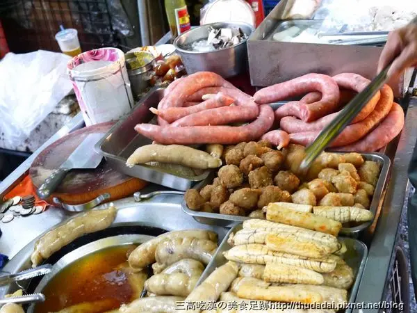 [市場食記] 台南－鴨母寮市場走一圈 (松香餅舖包子、泉成點心店、裕民街香腸熟肉、彩鳳蝦仁肉圓)