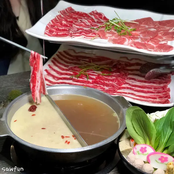 【連鎖火鍋店】肉多多火鍋向上店 肉量超多超實在 打卡送肉盤 菜盤換肉盤 299套餐高CP 桌邊貼心撥蝦服務 自助吧吃到飽 必吃泰奶冰淇淋