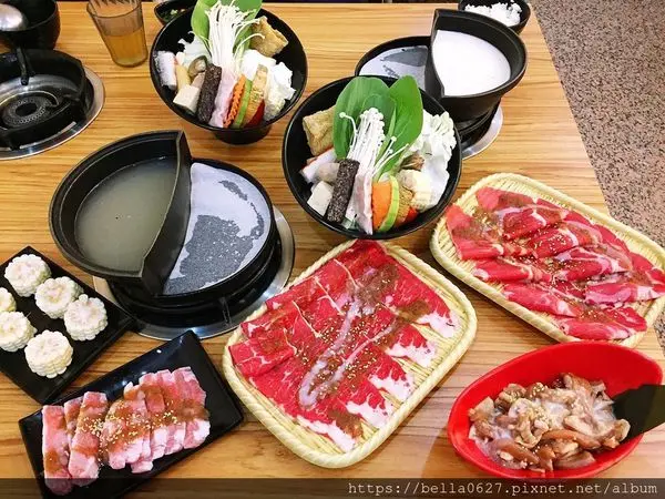 高雄美食【珍品石鍋】平價個人火烤小石鍋，半鍋半燒更使用天然椰子油打底燒烤肉片，天然香氣無法取代~