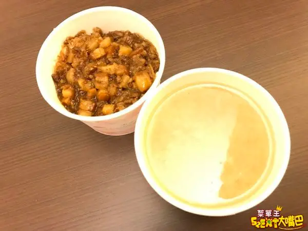 花蓮市消夜美食炒麵滷肉飯》幽靈餐車菜單價位大公開！在地人才知超隱秘晚一步就賣光了～推薦 滷肉飯、蒜油雞湯、炸蛋炒麵。