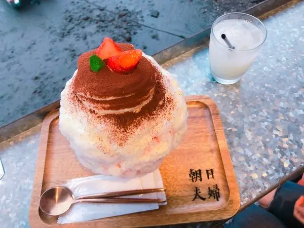 捷運淡水站✿朝日夫婦✿在淡水河畔吃個日系萌刨冰 ! 草莓提拉米蘇限量版 超好吃!