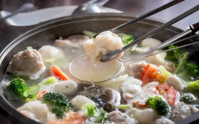 [台南平價火鍋]一鍋來自海洋的恩賜，湯包一樣大的干貝、鮮甜的蛤蠣、七股的鮮蚵、茄萣的魚翅 老饕最愛的丸鮮 - 老莫 Say台南