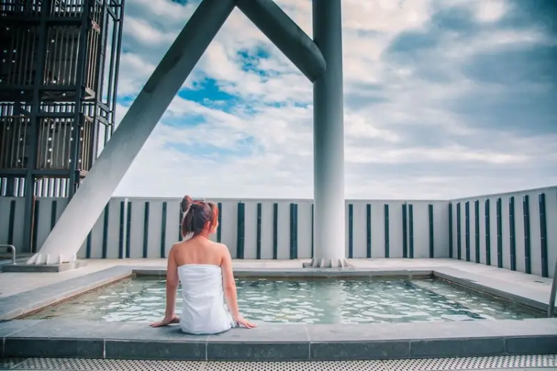 [礁溪住宿]礁溪麒麟 Kilin JiaoXi/礁溪溫泉飯店推薦，全礁溪最高露天裸湯，遠眺龜山島、礁溪城市景致 - 大手牽小手。玩樂趣