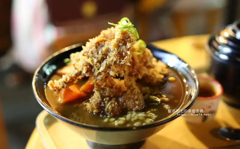 台中南區│小川家-忠孝夜市人氣排隊美食店家，炸雞和起司牛肉丸咖哩好吃推薦 - 藍色起士的美食主義
