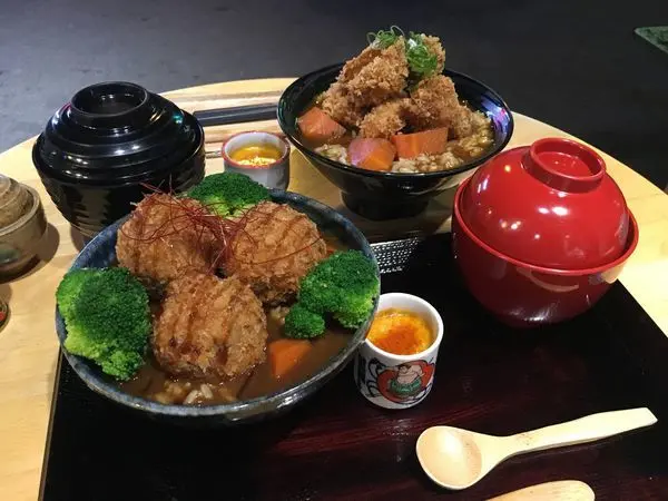 台中美食｜小川家-台中忠孝夜市超人氣排隊咖哩飯，起司牛肉丸必吃
