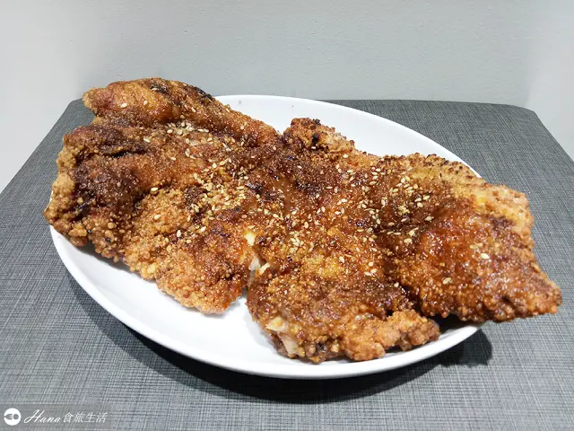 【新北三重】火烤香雞排 | 先炸後烤酥香超大塊雞排 厚實鮮嫩多汁 鹹甜醬料搭配白芝麻有夠好吃!
