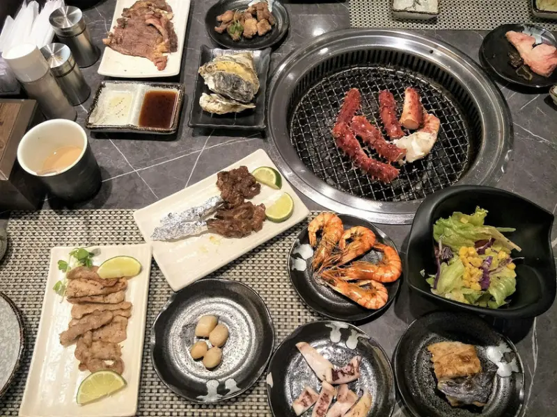 板橋美食吃到飽推薦【原月日式頂級帝王蟹燒烤吃到飽】想吃無限量的各式肉品與帝王蟹&虎牌/日本麒麟啤酒喝到撐的CP值超高吃到飽餐廳~現在再也不必跑到台北就能好好享用囉!!