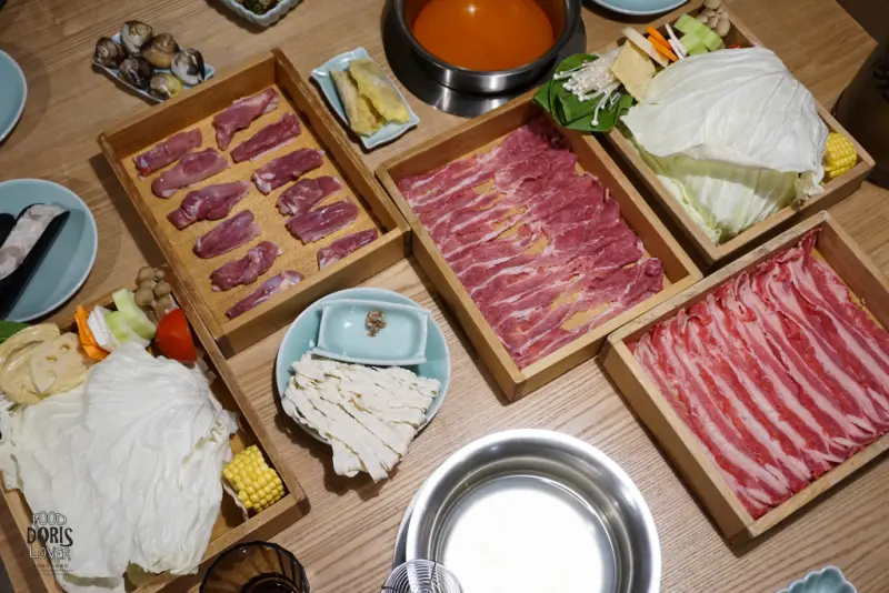 《食記》台北大安【冷藏肉專門 鍋無敵(光復店)】黑豚嫩肩X牛腹肉X黑羽土雞腿X手工蛋餃X火鍋套餐X涮涮鍋X國父紀念館捷運站