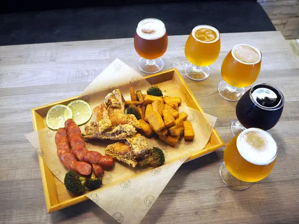 【Badauyao八斗邀鮮釀餐廳】炸物魔人逼人太甚，啃肋排還能喝到飽！