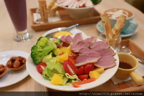 【新竹美食週記】一點都不貴的咖啡館：紫進咖啡purple golden coffee。自家烘培。手沖咖啡。活力美味早午餐。新竹巨城週邊