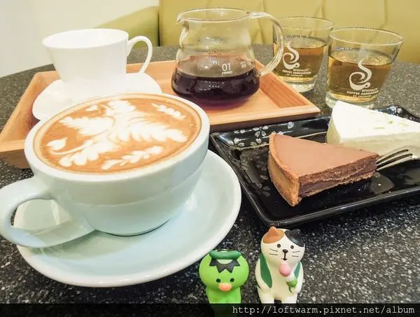 新竹巨城週邊咖啡館 紫進咖啡 purple golden coffee shop 藏在大樓裡的舒適咖啡廳 wifi 充電插頭都有~