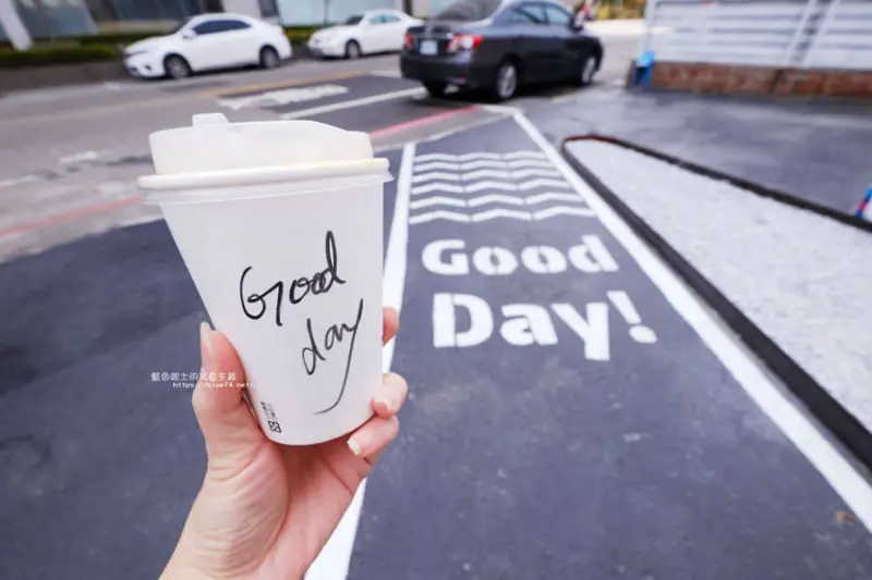 台南安平區│ARA Coffee Co-純白色視覺系貨櫃咖啡館.IG熱門打卡點 - 藍色起士的美食主義