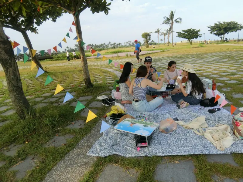 花蓮野餐攻略地點推薦【花蓮台開心農場╳好姊妹們野餐日Dress Code】草地親子野餐秘境推薦花蓮適合野餐的地方野餐要準備的東西食物設備野餐穿搭♥食尚期貨小咪