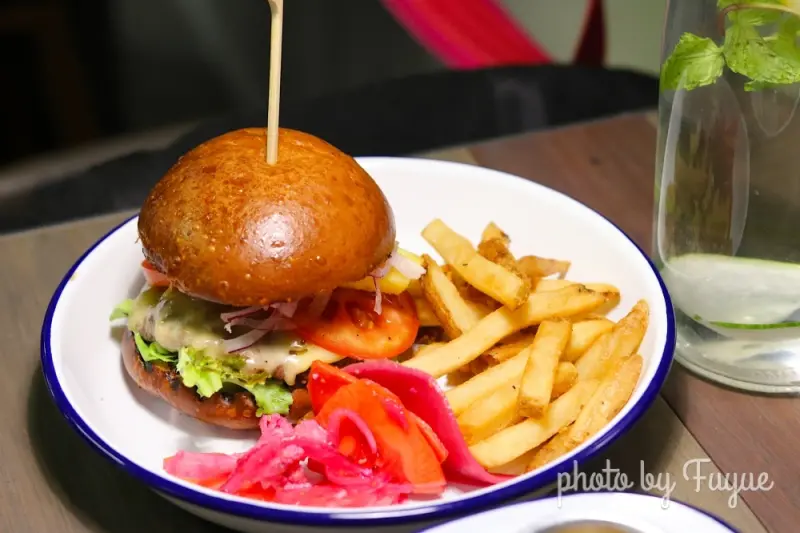 |台北內湖‧西式| 雄獅集團旗下質感咖啡館.地中海風輕料理《GONNA EAT 共樂遊 食．旅．生活》寵物友善餐廳.免服務費/免費插座/wifi/不限時