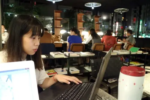 高雄新興區=<食>興趣＊simtree~高雄新地標＊海鹽可頌超無敵＊舒適＊有插座＊不限時的筆電好去處=