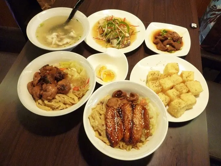 美味的永和滷肉飯和腿庫飯,位於捷運頂溪站附近- 新北市永和龍膽深海魚湯体驗心得