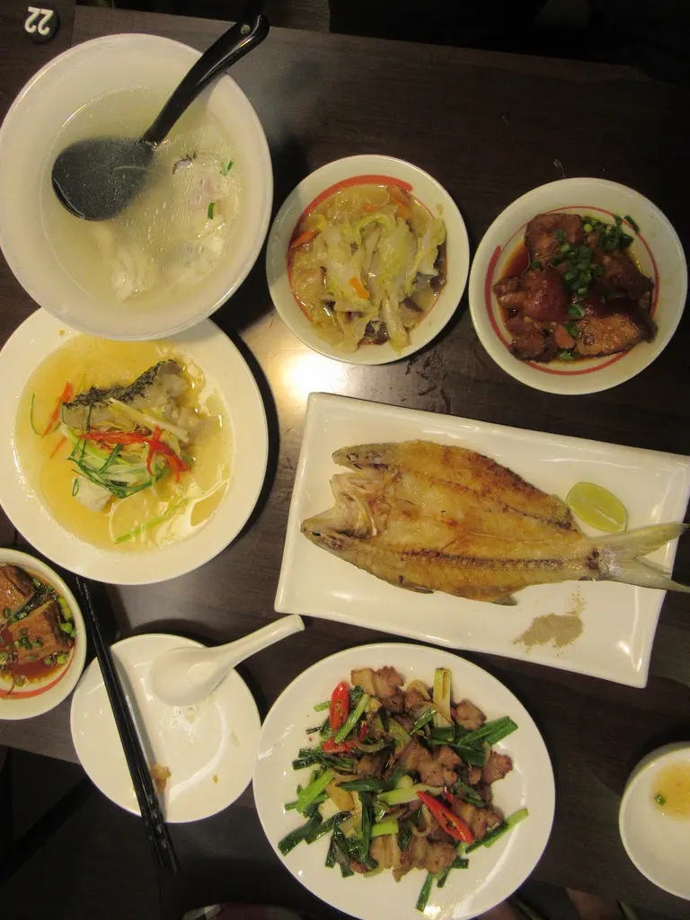 【新北美食】近捷運頂溪站∣龍膽深海魚湯，永和滷肉飯∣腿庫飯∣龍膽石斑，新鮮美味，乾淨舒適。