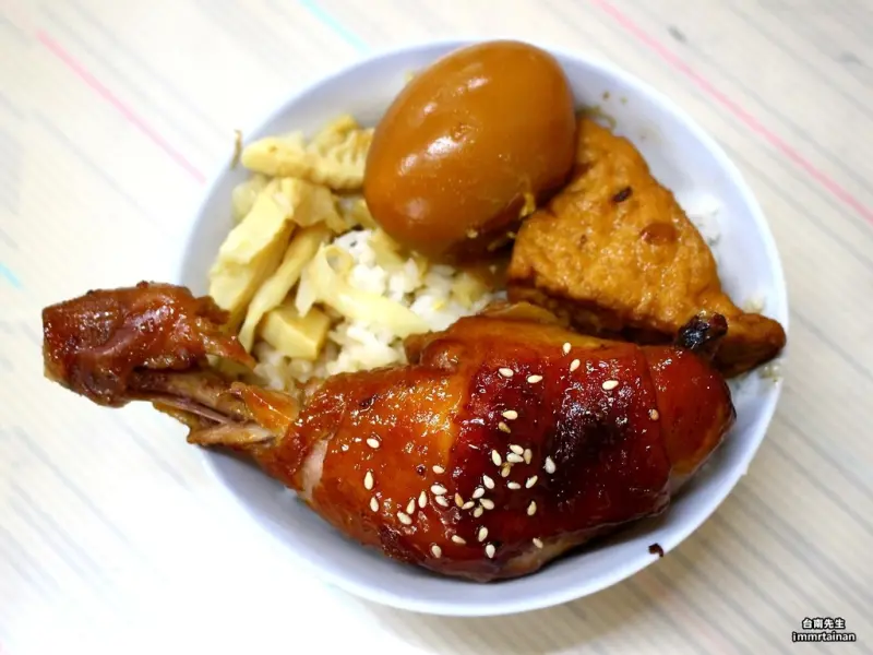 台南雞腿飯／每日限量晚來吃不到／開店1小時秒殺完售／還沒營業就排隊／料多實在CP值高／在地老饕私藏口袋名單－「恆春原汁鴨肉飯」