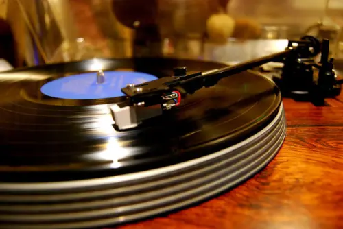 《初見咖啡》現場LIVE演唱 復古唱片選物 漫步基隆 在巷弄間找回最美的悸動