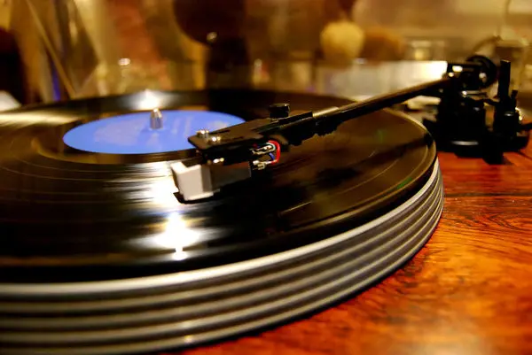 《初見咖啡》現場LIVE演唱 復古唱片選物 漫步基隆 在巷弄間找回最美的悸動