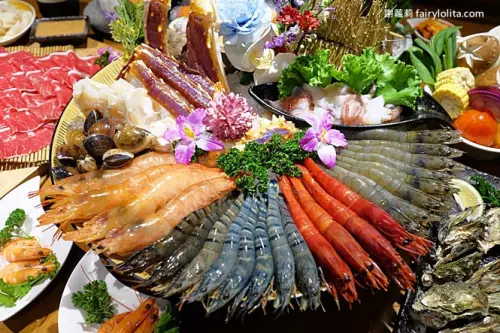 全台爆狂、無敵痛風蝦霸王，北海道鱈場蟹、日本A5肋眼和牛，用餐時間人潮滿滿滿、想求一位超困難！