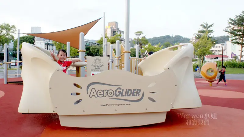 ❤有愛無礙【士林四號廣場】全國首座輪椅可上遊具 旋轉球椅 搖滾盤-有用心的共融式遊戲場