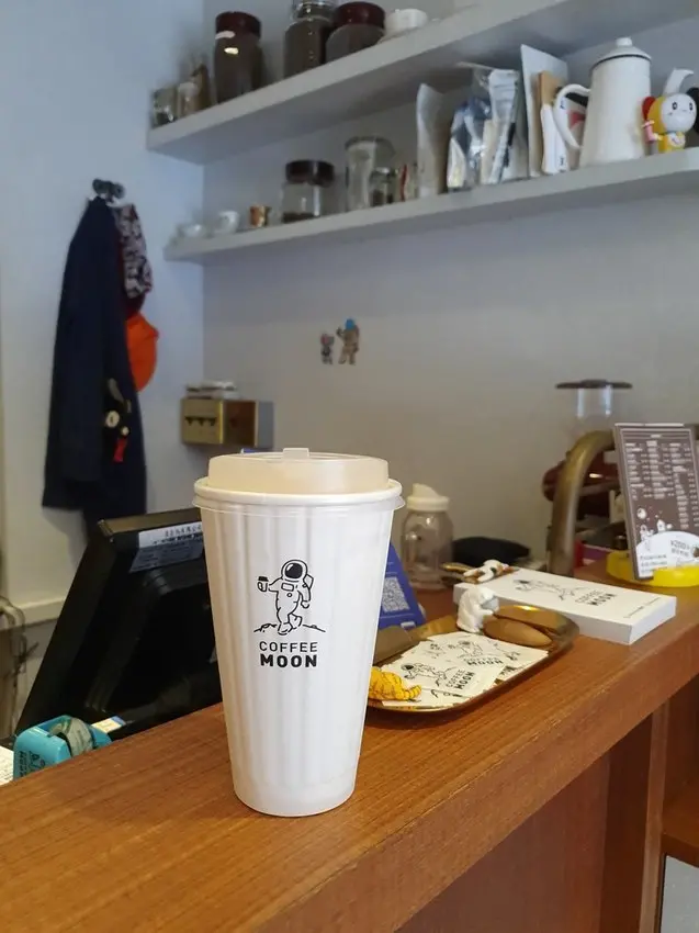 (胖樺食記)台北推薦平價外帶咖啡「Coffee Moon 珈琲月」/有自家烘培水準熱拿鐵/完整菜單/網美拍照打卡景點/四平陽光商圈