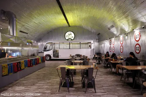 台中西屯│巴士底家＊逢甲商圈聚餐新選擇。巴士裡頭也可以吃串燒與炸物。而且營業到半夜2點唷
